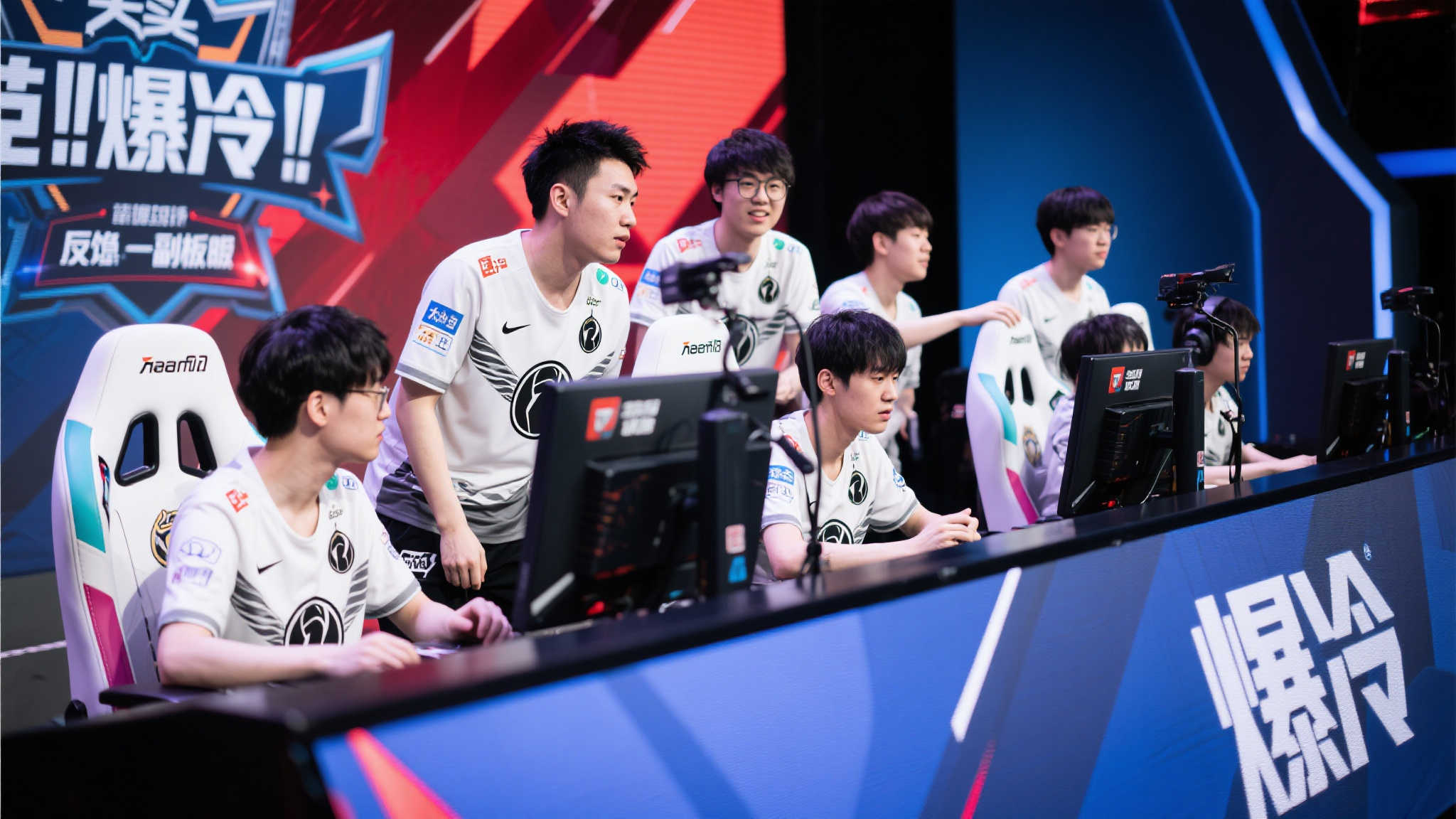 他们通过不 他们通过不